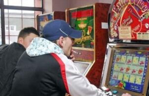 UN TÂNĂR DIN BIHOR S-A SINUCIS DE REVELION DUPĂ CE A PIERDUT LA PĂCĂNELE TOȚI BANII PE CARE I-A CÂȘTIGAT LA MUNCĂ, ÎN GERMANIA