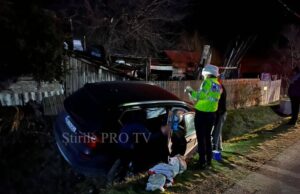 Accidentul s-a produs după ce mașina unei școli de șoferi a intrat pe un drum principal, fără ca instructorul și elevul să se asigure. Asta deși la intersecție era semnul “Stop” –