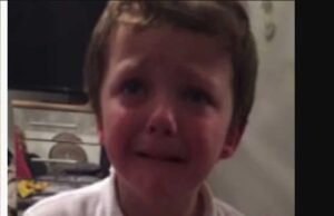 Mama și-a pedepsit copilul într-un mod care a făcut-o vedetă! A pus lista pe internet și în ziua următoare toți voiau să o cunoască! Unii o cred nebună, ea crede că e normal. Uite ce i-a făcut băiatului