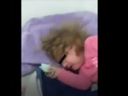 Imagini șocante. O mamă din Constanța s-a filmat în timp ce își bate fetița pentru a se răzbuna pe soțul ei