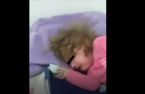 Imagini șocante. O mamă din Constanța s-a filmat în timp ce își bate fetița pentru a se răzbuna pe soțul ei