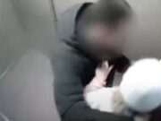 Momentul în care un tată îl lovește pe pedofilul care a încercat să îi sărute fiica în lift –
