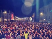La Craiova, o mulțime de oameni au ales să petreacă trecerea dintre ani în centrul orașului, acolo unde Primăria Craiova a organizat un impresionant spectacol de Revelion.