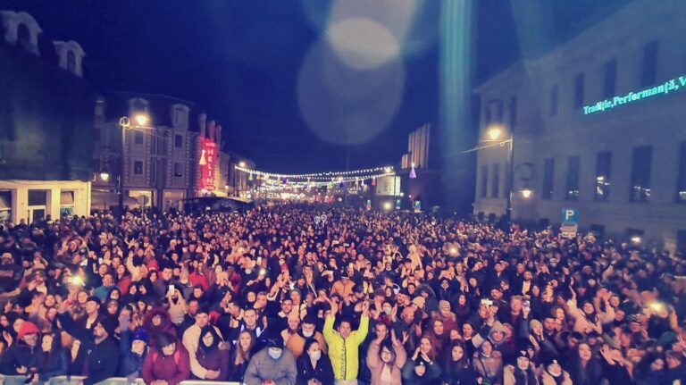 La Craiova, o mulțime de oameni au ales să petreacă  trecerea dintre ani în centrul orașului, acolo unde Primăria Craiova a organizat un impresionant  spectacol de Revelion.