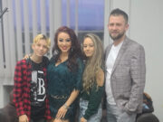 Larisa Drăgulescu a lucrat în cluburile de noapte din Germania și se laudă că a câștigat o avere uriașă. Despre soțul ei spunea: „M-a cunoscut în club, nu la Biserică. Știa cu cine s-a căsătorit!„ Acum blondina face bani din aparițiile sale în ipostaze pentru adulți. Gest uluitor al fiului când a aflat cu ce se ocupă mama sa – >>