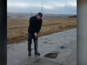 Protest inedit într-o comună din Vaslui: un localnic a jucat golf în gropile din asfalt