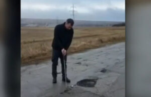 Protest inedit într-o comună din Vaslui: un localnic a jucat golf în gropile din asfalt