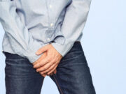 Un tânăr șofer oprit de poliție a trezit suspiciuni după ce s-a grăbit să ascundă ceva în lenjeria intimă