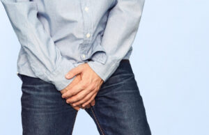 Un tânăr șofer oprit de poliție a trezit suspiciuni după ce s-a grăbit să ascundă ceva în lenjeria intimă