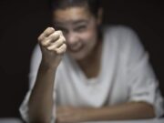 O ieșeancă a rupt gardul și a spart ușa de la casa ”amantei” cu mâinile goale, pentru a-și aduce soțul acasă. Ce a urmat