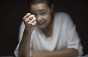 O ieșeancă a rupt gardul și a spart ușa de la casa ”amantei” cu mâinile goale, pentru a-și aduce soțul acasă. Ce a urmat