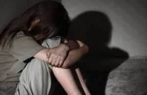 O fetiță româncă în vârstă de 14 ani a fost obligată de părinți să cerșească și să se prostitueze, în Spania. Cu ce pedeapsă s-ar putea alege cei doi –