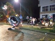 VIDEO: O șoferiță de 19 ani a ajuns cu mașina urcată pe un copac după un accident rutier