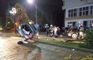 VIDEO: O șoferiță de 19 ani a ajuns cu mașina urcată pe un copac după un accident rutier