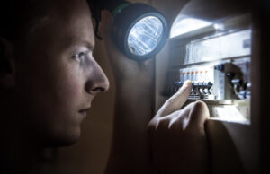 ULTIMA ORĂ. Sute de mii de români ar putea fi deconectați de la curentul electric, dintr-un motiv care NU are legătură cu plata facturilor. Notificările au fost deja trimise –