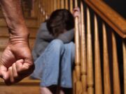 Copil cu handicap, lovit cu bestialitate de tată în timp ce mama filmează râzând. Reacţia DGASPC Iaşi