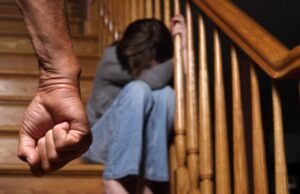 Copil cu handicap, lovit cu bestialitate de tată în timp ce mama filmează râzând. Reacţia DGASPC Iaşi