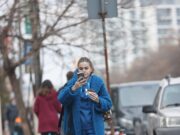 Ce haioasă e Theo Rose! A plecat de la sală cu biscuitul în gură și cu ochii pe telefon