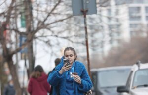 Ce haioasă e Theo Rose! A plecat de la sală cu biscuitul în gură și cu ochii pe telefon