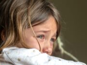 Educatoare din Suceava, ridicată de polițiști după ce ar fi violat trei fetițe. Tatăl lor i-a incendiat mașina