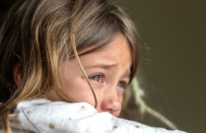 Educatoare din Suceava, ridicată de polițiști după ce ar fi violat trei fetițe. Tatăl lor i-a incendiat mașina