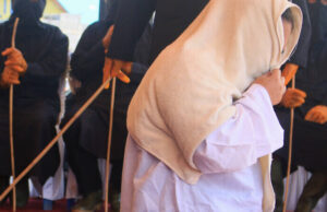 O femeie a fost biciuită de 100 de ori pentru adulter. Partenerul ei a primit doar 15 lovituri de bici – – –