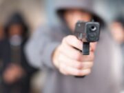 Implicat într-un accident, un orădean s-a dat jos din mașină, l-a amenințat pe celălalt șofer cu pistolul și i-a cerut 950 de lei