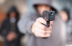 Implicat într-un accident, un orădean s-a dat jos din mașină, l-a amenințat pe celălalt șofer cu pistolul și i-a cerut 950 de lei