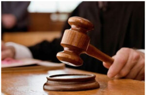 Bunicul din Brăila care şi-a ţinut nepotul legat cu un lanţ de picior a fost condamnat la ani grei de închisoare