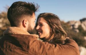 Un bărbat însurat îşi vizitează amanta Continuarea aici – >>