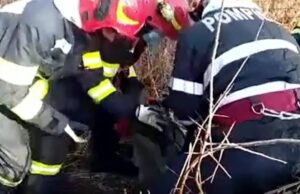 Bătrân salvat de la moarte de localnicii din Albota și echipele de urgență. Plecase de acasă și era aproape înghețat