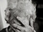 Un fiu a dus-o pe mama sa intr-un azil, unde îi făcea vizite din când în când. Într-o zi a fost chemat că mama nu se simțea bine. Atunci fiul, cu lacrimi în ochi, a întrebat-o ce ar putea face pentru ea, iar mama i-a răspuns asta: