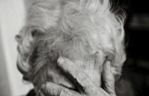 Un fiu a dus-o pe mama sa intr-un azil, unde îi făcea vizite din când în când. Într-o zi a fost chemat că mama nu se simțea bine. Atunci fiul, cu lacrimi în ochi, a întrebat-o ce ar putea face pentru ea, iar mama i-a răspuns asta: