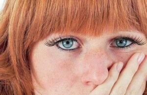 „Urma să mă căsătoresc cu Alin și a venit și momentul să merg să o cunosc pe mama lui. Am luat un buchet de flori și am bătut la ușă, împreună cu viitorul meu soț. Ne-a deschis o femeie de cincizeci și ceva de ani, m-am uitat la ea atent și din acea clipă viața mea avea să se schimbe complet”