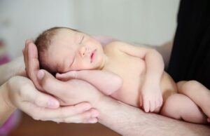 Copilul tău rămâne fizic parte din tine, chiar și 38 de ani după ce l-ai născut..