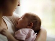 Mama adolescenta si-a dat fiica spre adoptie. 21 de ani mai tarziu, o scrisoare le schimba viata…