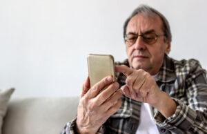 O tânără a fost reținută pentru că a șantajat un bărbat însurat, după mai multe discuții intime. Câți bani a obținut