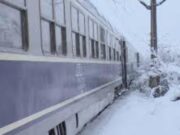 Trenuri blocate peste 3 ore pe ruta Brașov-București după ce o locomotivă a ars. Pasageră: Am rămas pe întuneric