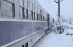 Trenuri blocate peste 3 ore pe ruta Brașov-București după ce o locomotivă a ars. Pasageră: Am rămas pe întuneric