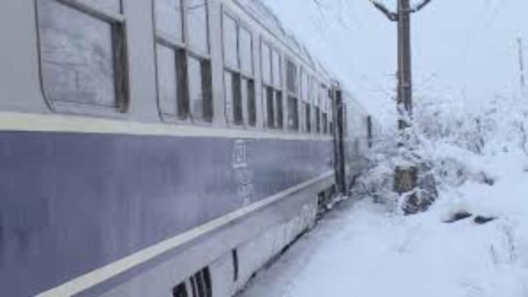 Trenuri blocate peste 3 ore pe ruta Brașov-București după ce o locomotivă a ars. Pasageră: Am rămas pe întuneric