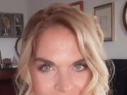 Secretul frumuseții Manuelei Hărăbor. La 53 de ani, actrița arată impecabil, are tenul strălucitor și foarte puține riduri – >