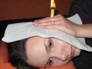 Si-a bagat o lumanare in ureche, a aprins-o si a lasat-o sa arda. E incredibil ce i s-a intamplat dupa 5 minute! Tot mai multe femei apeleaza la trucul asta –