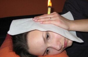 Si-a bagat o lumanare in ureche, a aprins-o si a lasat-o sa arda. E incredibil ce i s-a intamplat dupa 5 minute! Tot mai multe femei apeleaza la trucul asta –