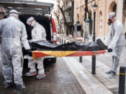 Doi bărbați au mers la poștă cu cadavrul unui bărbat. L-au îmbrăcat cu un pulover, i-au pus o pălărie pe cap și au intrat cu el în clădire. Incredibil ce a urmat