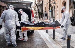 Doi bărbați au mers la poștă cu cadavrul unui bărbat. L-au îmbrăcat cu un pulover, i-au pus o pălărie pe cap și au intrat cu el în clădire. Incredibil ce a urmat