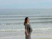 Se plimba cu sotia lui insarcinata pe plaja si a decis sa ii faca cateva poze, ca sa aiba amintire burtica de 9 luni.