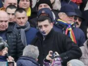 George Simion atacat în timpul manifestațiilor de la Iași. A fost mânjit cu cerneală pe față