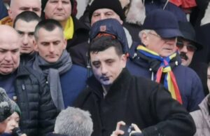 George Simion atacat în timpul manifestațiilor de la Iași. A fost mânjit cu cerneală pe față