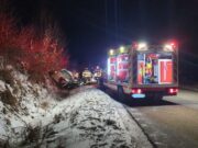 Femeie grav rănită după ce a fost prinsă sub o mașină răsturnată, în județul Cluj