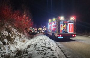 Femeie grav rănită după ce a fost prinsă sub o mașină răsturnată, în județul Cluj